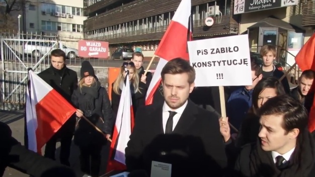"PiS zabiło konstytucję". Protest przed siedzibą partii