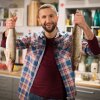 Piotr Kucharski przygotowuje rybę do pieczenia